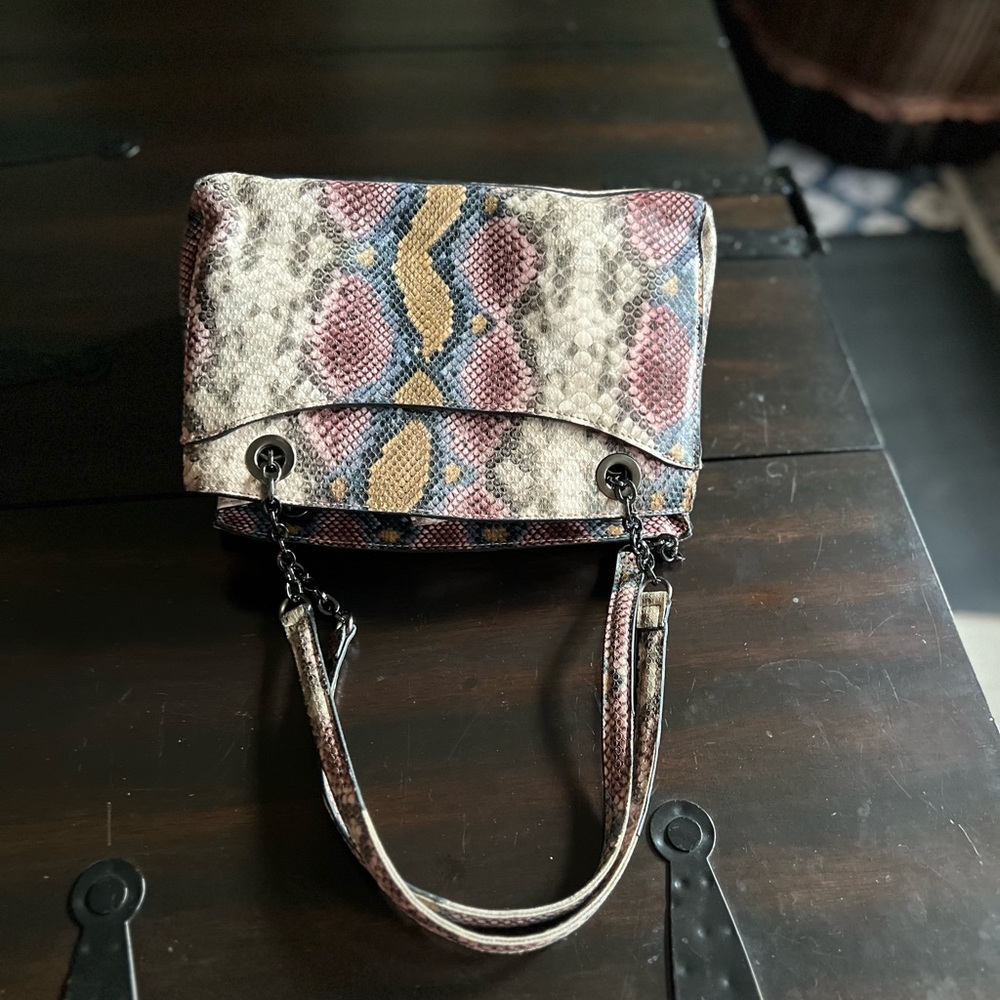 Chic Snakeskin Patterned Shoulder Bag - image 4
